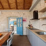Mara Villa *