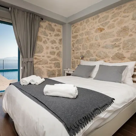 Mara Villa *