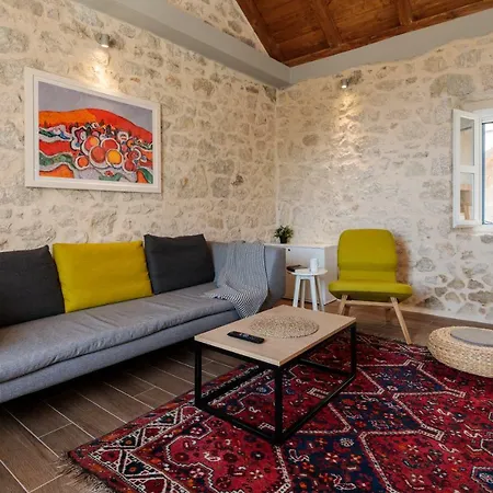Mara Villa *