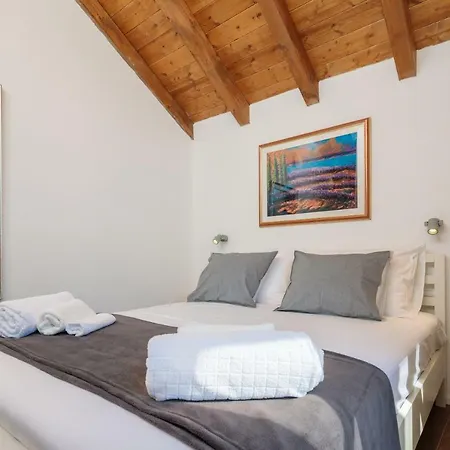 Mara Villa *