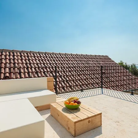Mara Villa *