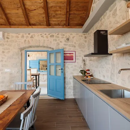 Mara Villa *